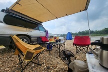 Đi cắm trại, khách Hà Nội mắc kẹt ô tô giữa "ốc đảo" vì nước sông dâng cao