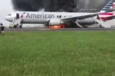 Máy bay Mỹ chở gần 200 người bốc cháy ngay trên đường băng
