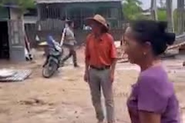 Lặng lẽ về nước, con trai giả làm nhân viên nội thất tạo bất ngờ cho mẹ