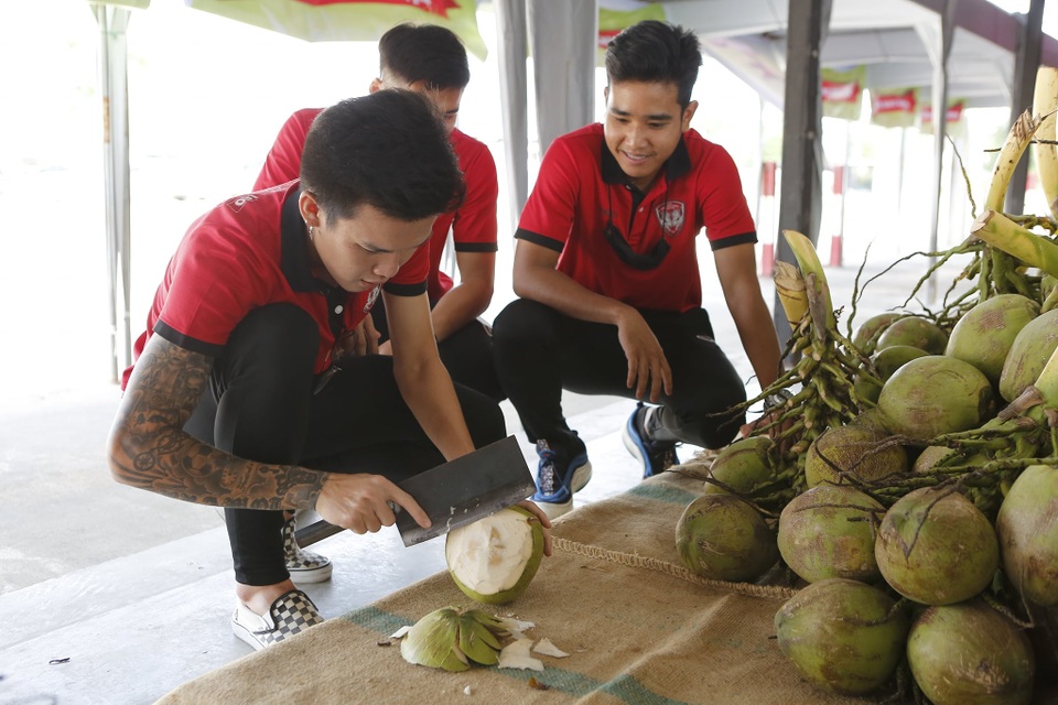 Văn Lâm và các đồng đội ở Muangthong United thư giãn tại chợ trái cây - 9