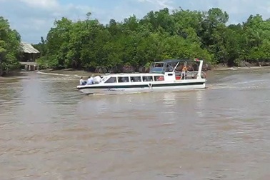 Ngoại trưởng Mỹ  John Kerry vẫy chào tạm biệt Cà Mau.