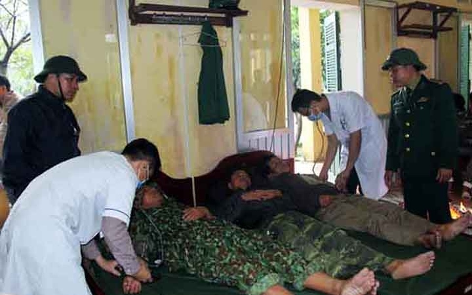 8 thuyền viên tự kết thành bè nổi bơi vào bờ khi tàu chìm - 1 8 thuyền viên tự kết thành bè nổi bơi vào bờ khi tàu chìm - 1