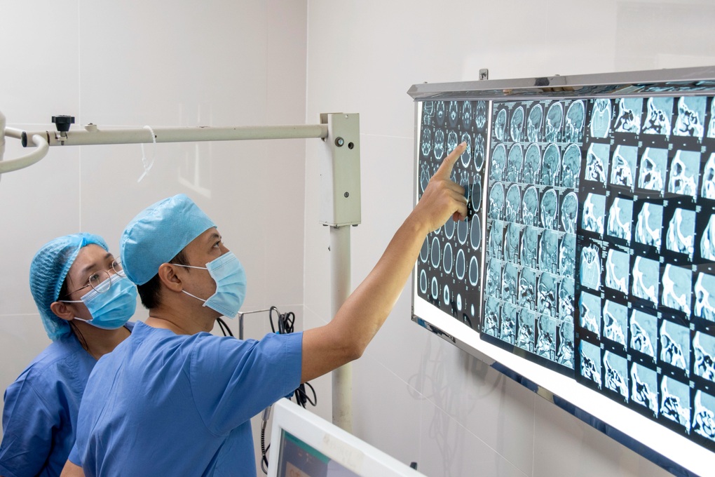Người đàn ông bị hàng xóm dùng đũa đâm xuyên từ vùng mắt đến hốc mũi - 1 Người đàn ông bị hàng xóm dùng đũa đâm xuyên từ vùng mắt đến hốc mũi - 1