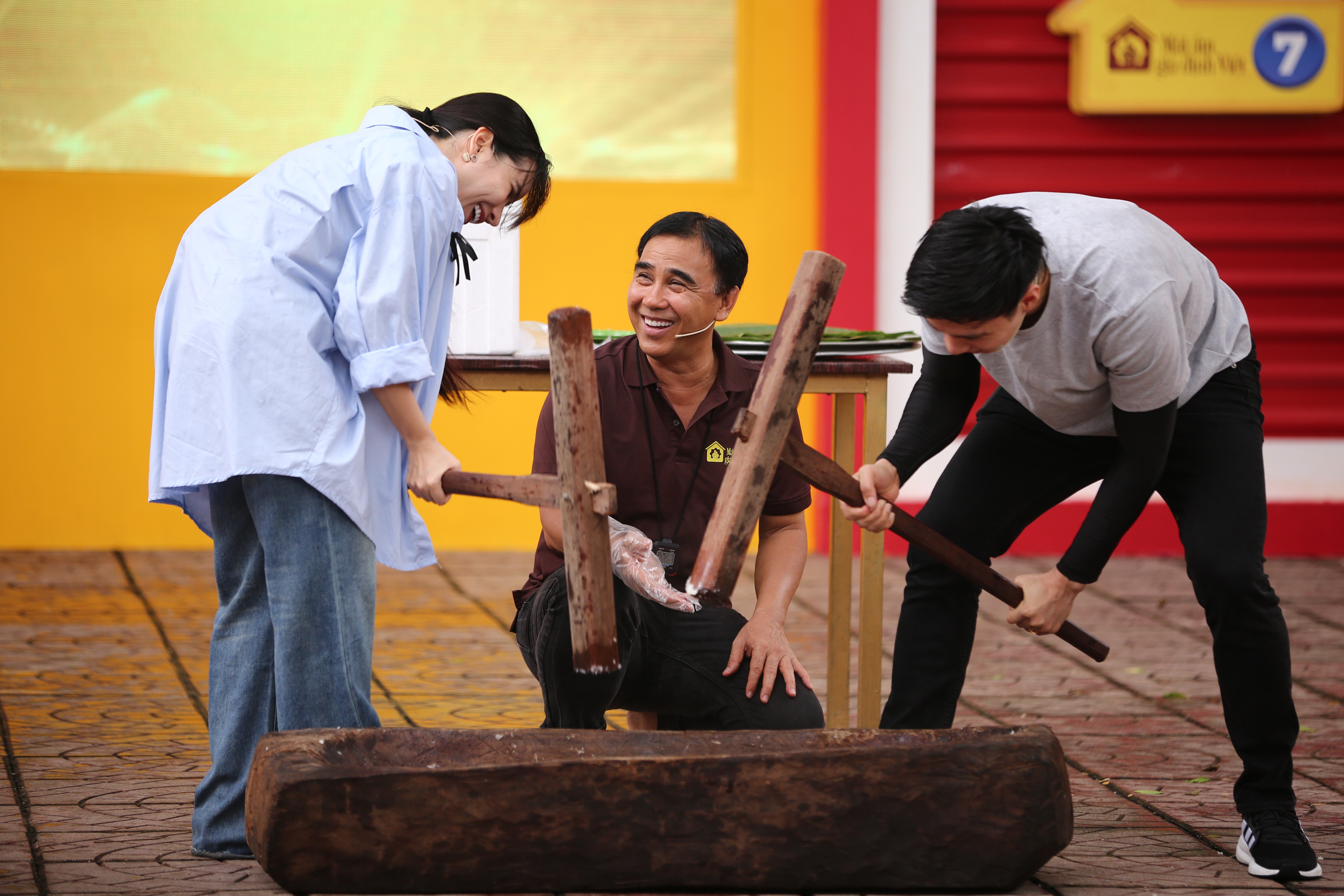 Η αντίδραση του Quyen Linh όταν ο παίκτης Doan Van Hau τον αποκάλεσε θείο - 1 Phản ứng của Quyền Linh khi cầu thủ Đoàn Văn Hậu gọi bằng chú - 1