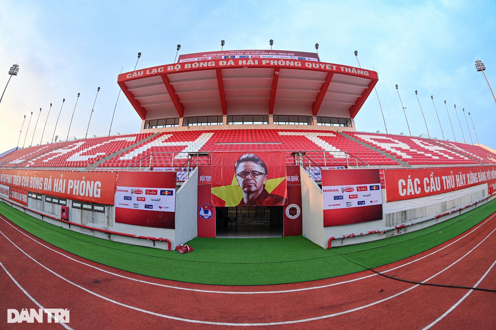 Sân Lạch Tray lột xác với món quà đặc biệt dành tặng HLV Troussier - 4 Sân Lạch Tray lột xác với món quà đặc biệt dành tặng HLV Troussier - 4