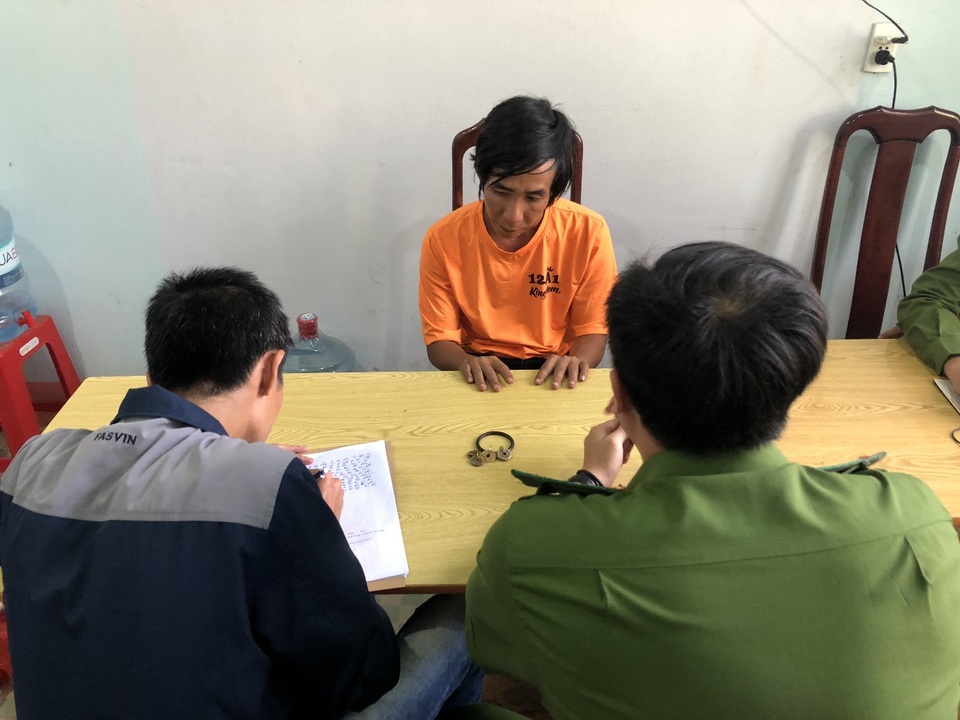 Khởi tố đối tượng đánh 2 người thương vong trước cổng ủy ban huyện - 1 Khởi tố đối tượng đánh 2 người thương vong trước cổng ủy ban huyện - 1