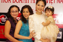 Hoa khôi Trần Thị Quỳnh khoe con gái yêu