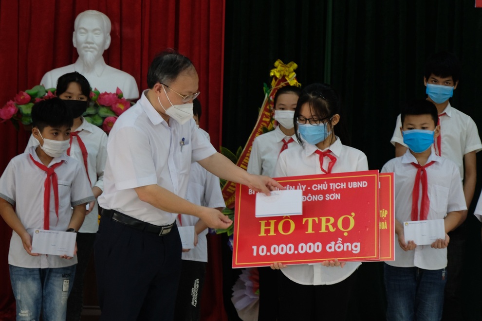 Bạn đọc Dân trí giúp đỡ nữ sinh mồ côi khuyết tật hàng trăm triệu đồng - 5 Bạn đọc Dân trí giúp đỡ nữ sinh mồ côi khuyết tật hàng trăm triệu đồng - 5