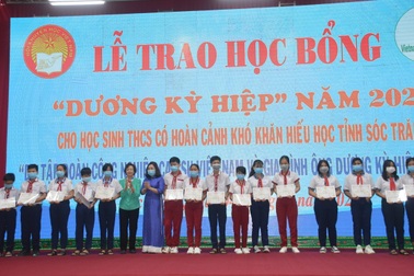 Trao học bổng Dương Kỳ Hiệp cho học sinh nghèo hiếu học