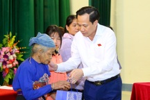 "Khó khăn, thiên tai nhiều thì càng cần quan tâm, hỗ trợ người dân"