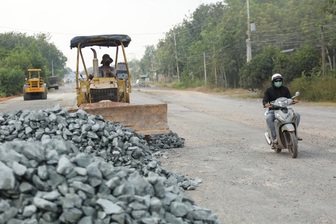 Đường 1.500 tỷ ở Tây Ninh nhộn nhịp thi công sau nhiều tháng “đắp chiếu”