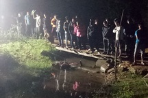 Người đàn ông tử vong thương tâm vì rơi cả người và xe xuống suối