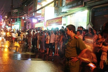 Cháy cửa hàng hóa chất, cả khu dân cư “hít” khí độc