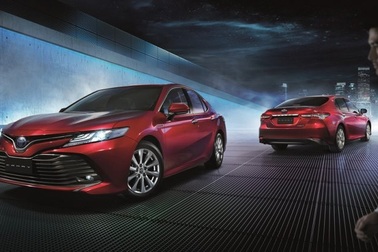 Toyota Camry thế hệ mới trình làng, giá từ hơn 1 tỉ đồng