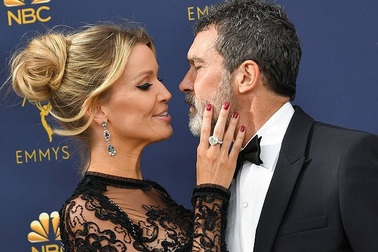 Antonio Banderas đẹp đôi bên bạn gái kém 21 tuổi