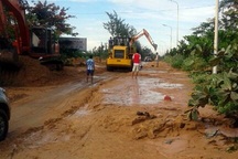 Xe ủi, xe ben nỗ lực vét bùn đỏ bủa vây nhà dân