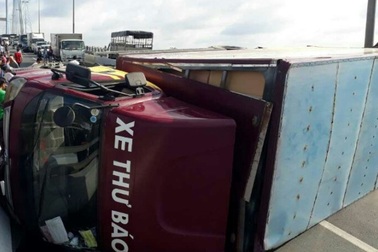 Xe thư báo lật trên cầu Mỹ Thuận, kẹt xe hơn 5 km