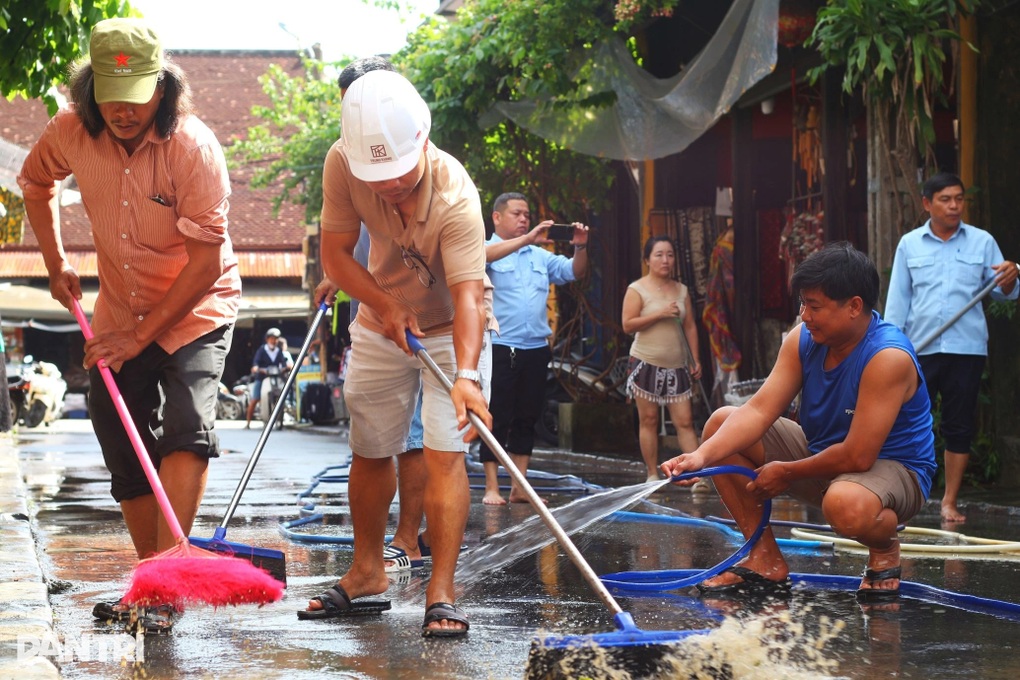Nhà sau lũ bùn ngập cả mét: Người miền Trung chỉ cách dọn nhanh chóng - 3 Nhà sau lũ bùn ngập cả mét: Người miền Trung chỉ cách dọn nhanh chóng - 3
