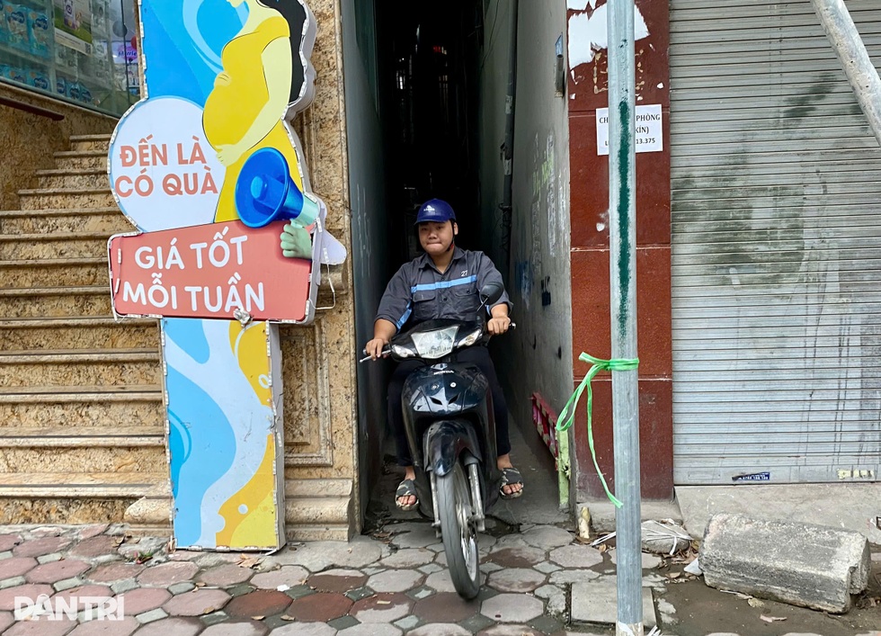 Người dân lập barie chặn xe máy ở Hà Nội: Khổ sở vì ồn ào, tắc đường - 2 Người dân lập barie chặn xe máy ở Hà Nội: Khổ sở vì ồn ào, tắc đường - 2