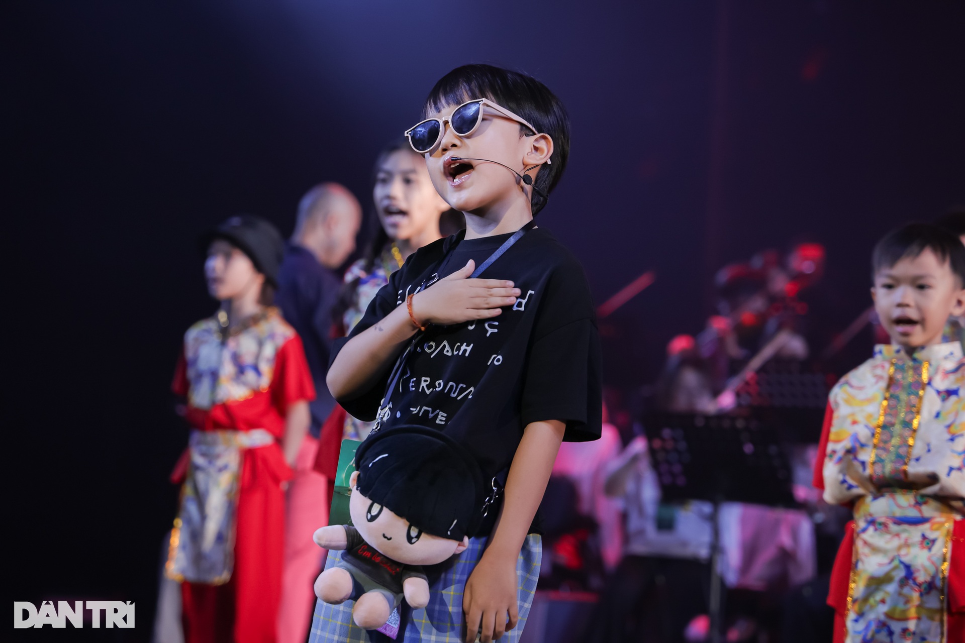 Hương Tràm và dàn nghệ sĩ tổng duyệt trước đêm nhạc Rực rỡ ngày mới - 9 Hương Tràm và dàn nghệ sĩ tổng duyệt trước đêm nhạc Rực rỡ ngày mới - 9
