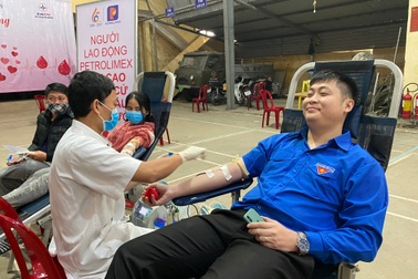 Hơn 500 người tham gia hiến máu tình nguyện giúp đỡ bệnh nhân nghèo