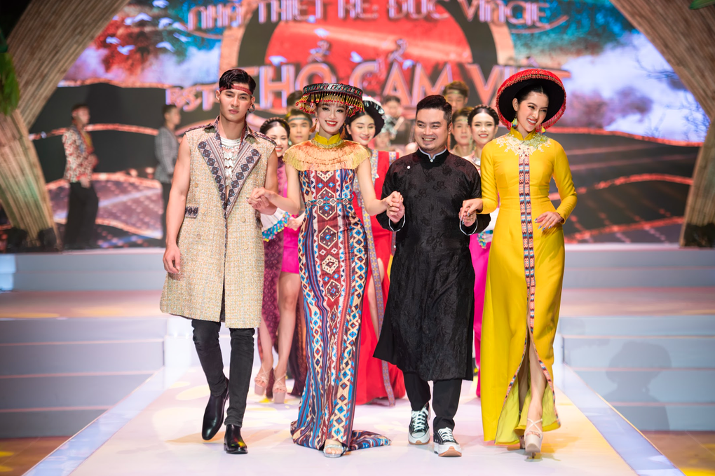 Siêu mẫu Minh Tú đẹp kiêu sa khi trình diễn áo dài - 8 Siêu mẫu Minh Tú đẹp kiêu sa khi trình diễn áo dài - 8