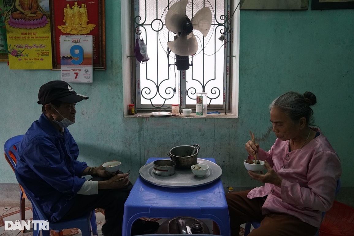 Cụ bà nhặt ve chai để lại tiền ở cổng nhà chủ: Sống phải thật thà! - 5 Cụ bà nhặt ve chai để lại tiền ở cổng nhà chủ: Sống phải thật thà! - 5