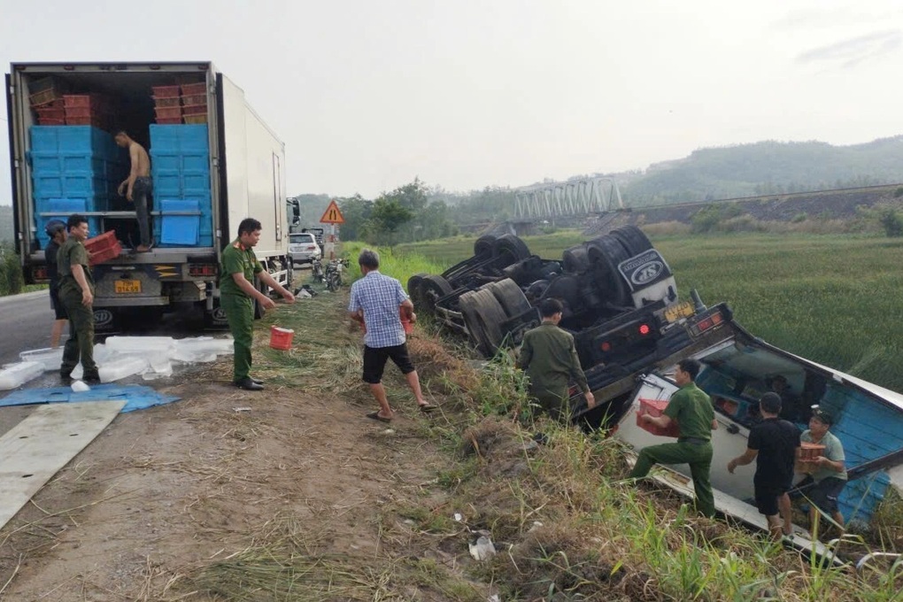 Xe tải lật giữa đêm, công an chạy đua cứu hơn 3 tấn tôm - 2