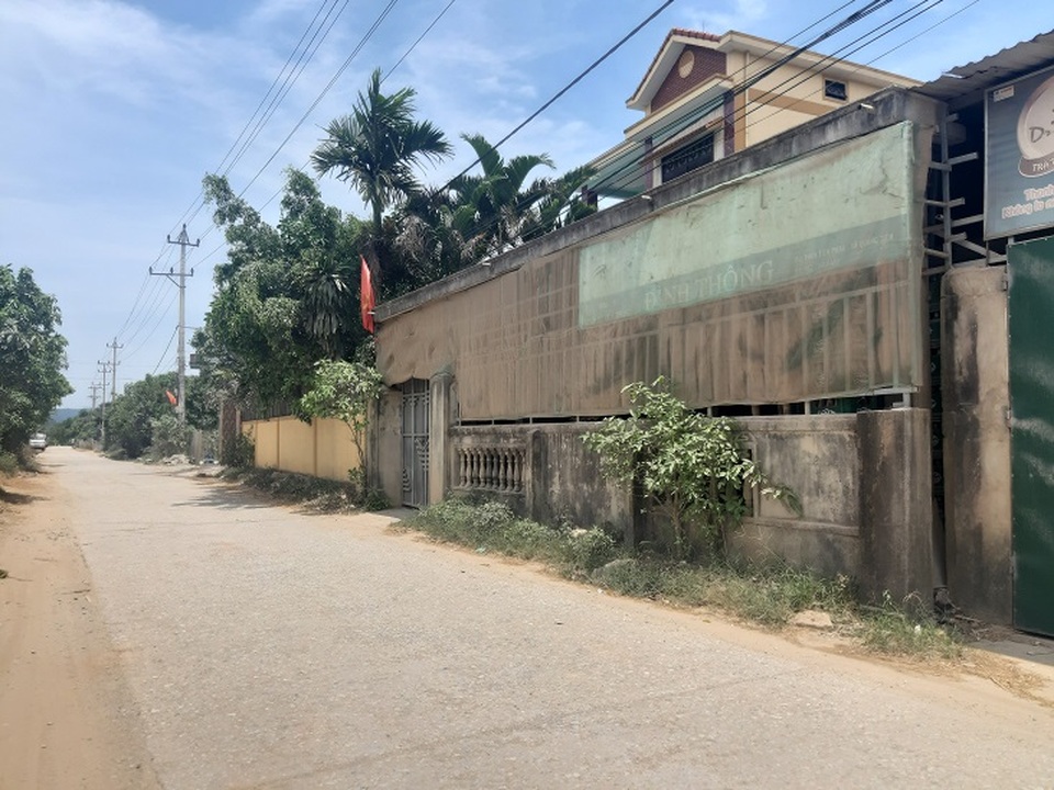 Quảng Bình: Dân khốn khổ vì con đường huyết mạch xuống cấp nghiêm trọng - 7 Quảng Bình: Dân khốn khổ vì con đường huyết mạch xuống cấp nghiêm trọng - 7