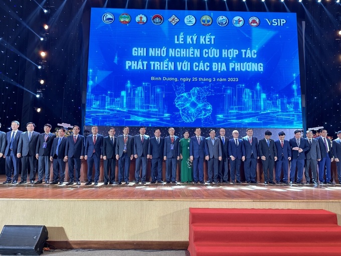 Lễ ký kết Biên bản ghi nhớ hợp tác giữa VSIP Group với đại diện lãnh đạo 9 tỉnh của Việt Nam.