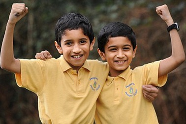 Học giỏi nhất nước Anh, không hề “đầu to mắt cận”