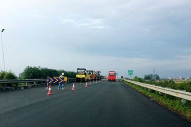 Ùn tắc trạm thu phí vì thi công nâng cấp đường cao tốc