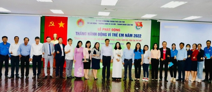 Ông Phạm Văn Hiển, Phó Bí thư Thường trực Thành ủy, Chủ tịch HĐND TP Cần Thơ chụp hình cùng các đại biểu tại buổi lễ.