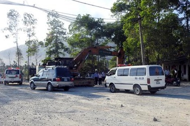 Tài xế ngồi chờ bốc đá, bị đá rơi trúng đầu tử vong