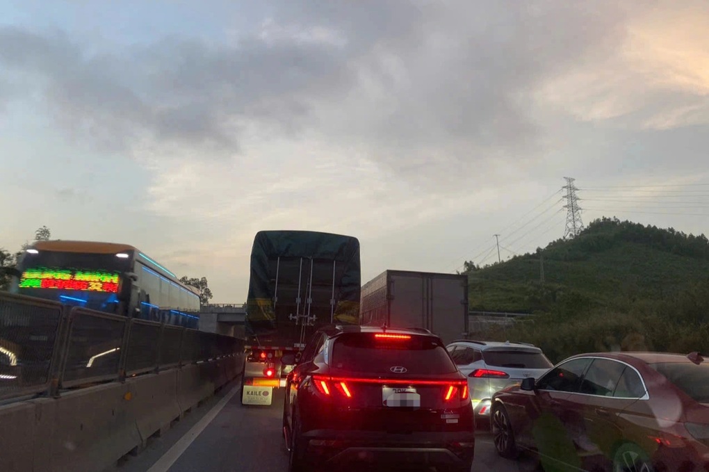 Ùn tắc kéo dài trên cao tốc Nghi Sơn - Diễn Châu - 2 Ùn tắc kéo dài trên cao tốc Nghi Sơn - Diễn Châu - 2