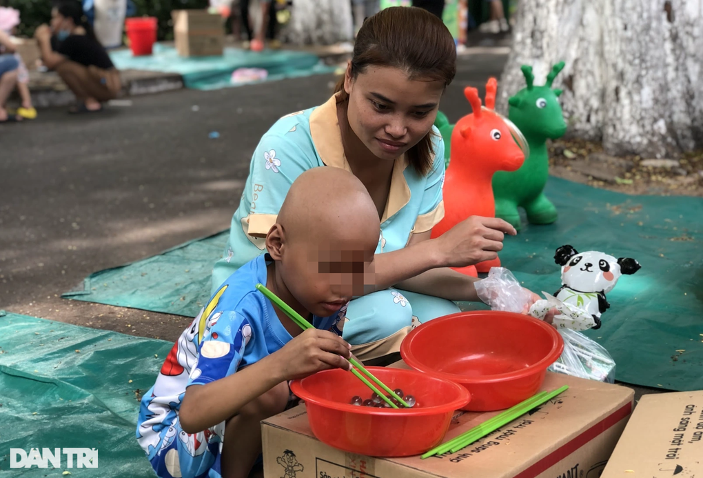 Người mẹ có con bị bệnh hiếm gặp: Tôi chỉ mong nghe tiếng khóc của con... - 2 Người mẹ có con bị bệnh hiếm gặp: Tôi chỉ mong nghe tiếng khóc của con... - 2