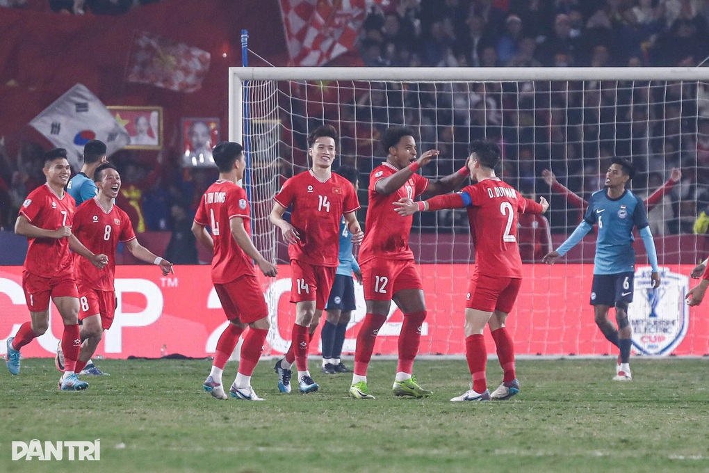 Báo Hàn Quốc: HLV Kim Sang Sik sẽ giúp tuyển Việt Nam vô địch AFF Cup - 1 Báo Hàn Quốc: HLV Kim Sang Sik sẽ giúp tuyển Việt Nam vô địch AFF Cup - 1