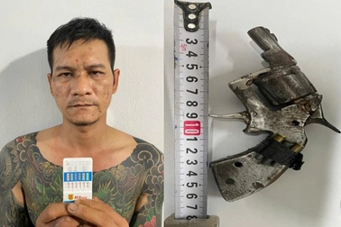 Nhóm đàn ông sử dụng ma túy, mang theo súng đạn "đến nhà bạn chơi"