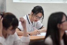 Sĩ tử ôn bài sát giờ thi môn đầu tiên, chạy vội vào phòng thi