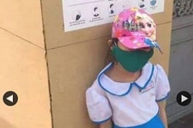 Đi sớm 15 phút, học sinh lớp 1 phải đứng ngoài cổng trường giữa trời nắng