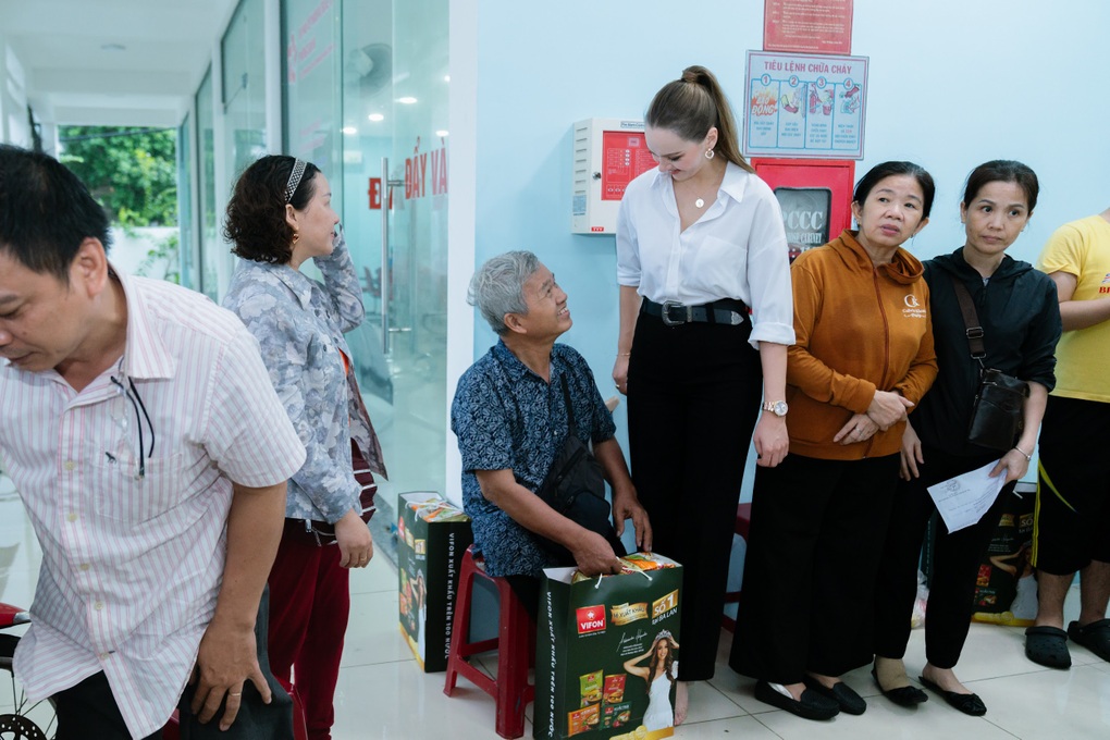 Hoa hậu Ba Lan trao kim cương 5,4 ly cho người trúng giải thưởng VIFON - 3 Hoa hậu Ba Lan trao kim cương 5,4 ly cho người trúng giải thưởng VIFON - 3
