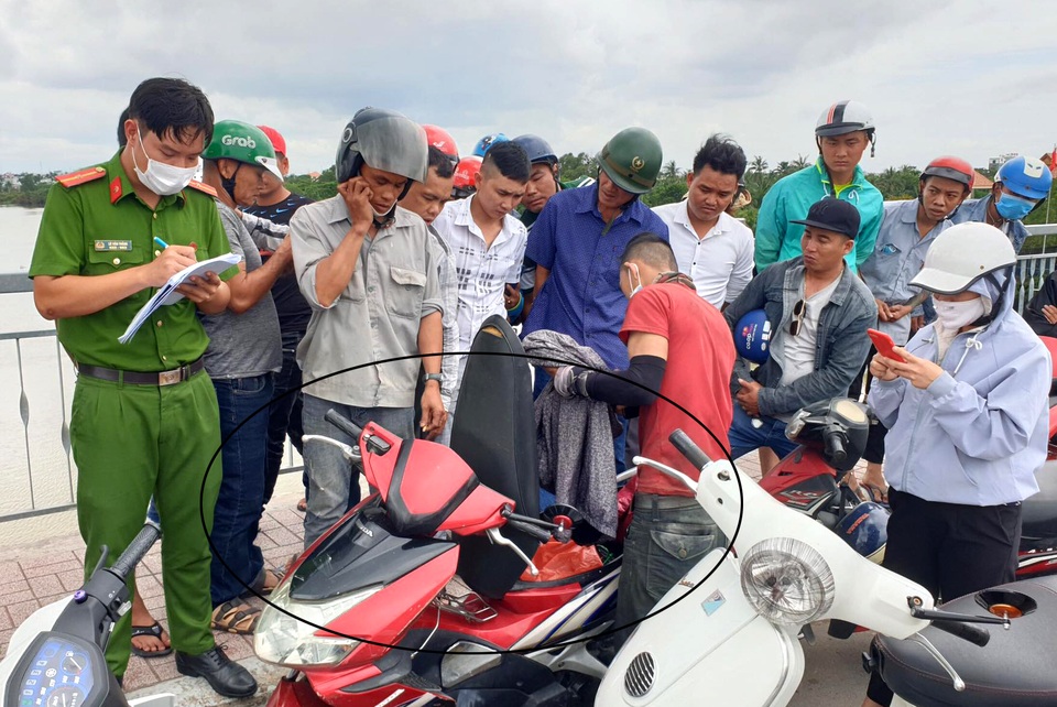 Để lại xe máy, người đàn ông gieo mình xuống sông mất tích - 1 Để lại xe máy, người đàn ông gieo mình xuống sông mất tích - 1