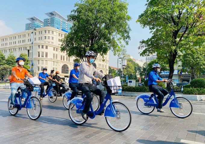 Người dân hào hứng với mô hình xe đạp cho thuê tại Hà Nội.