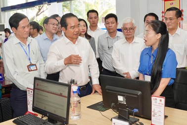 Chủ tịch TPHCM khảo sát ngày làm việc đầu tiên tại phường Dĩ An