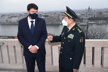 Trung Quốc ráo riết tìm bạn khi bị phương Tây "bủa vây"