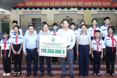 Báo Dân trí trao yêu thương của bạn đọc đến học sinh vùng lũ Vị Xuyên