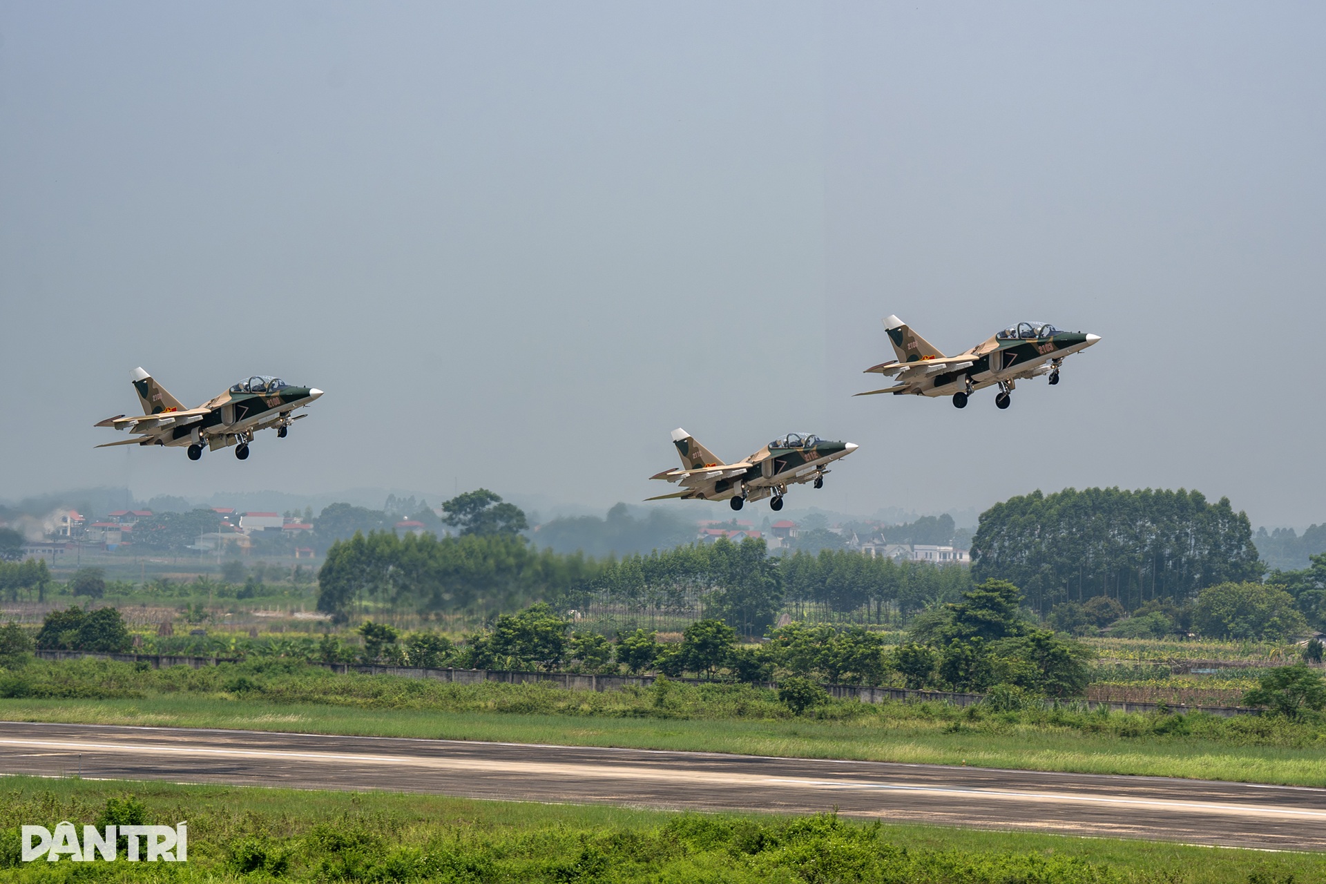 Máy bay Yak-130 xuất kích, lần đầu bay đội hình 6 chiếc hình tam giác ở Kép - 5 Máy bay Yak-130 xuất kích, lần đầu bay đội hình 6 chiếc hình tam giác ở Kép - 5