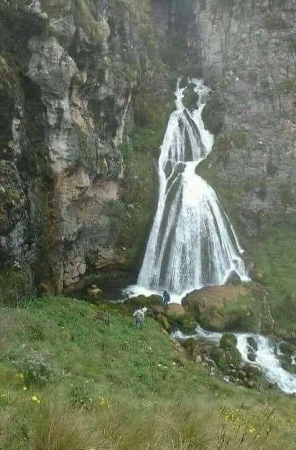 Thác nước ở ngoại ô thành phố Cajamarca (Peru) với dòng chảy giống như một cô gái trong bộ váy cưới. Thác nước ở ngoại ô thành phố Cajamarca (Peru) với dòng chảy giống như một cô gái trong bộ váy cưới.