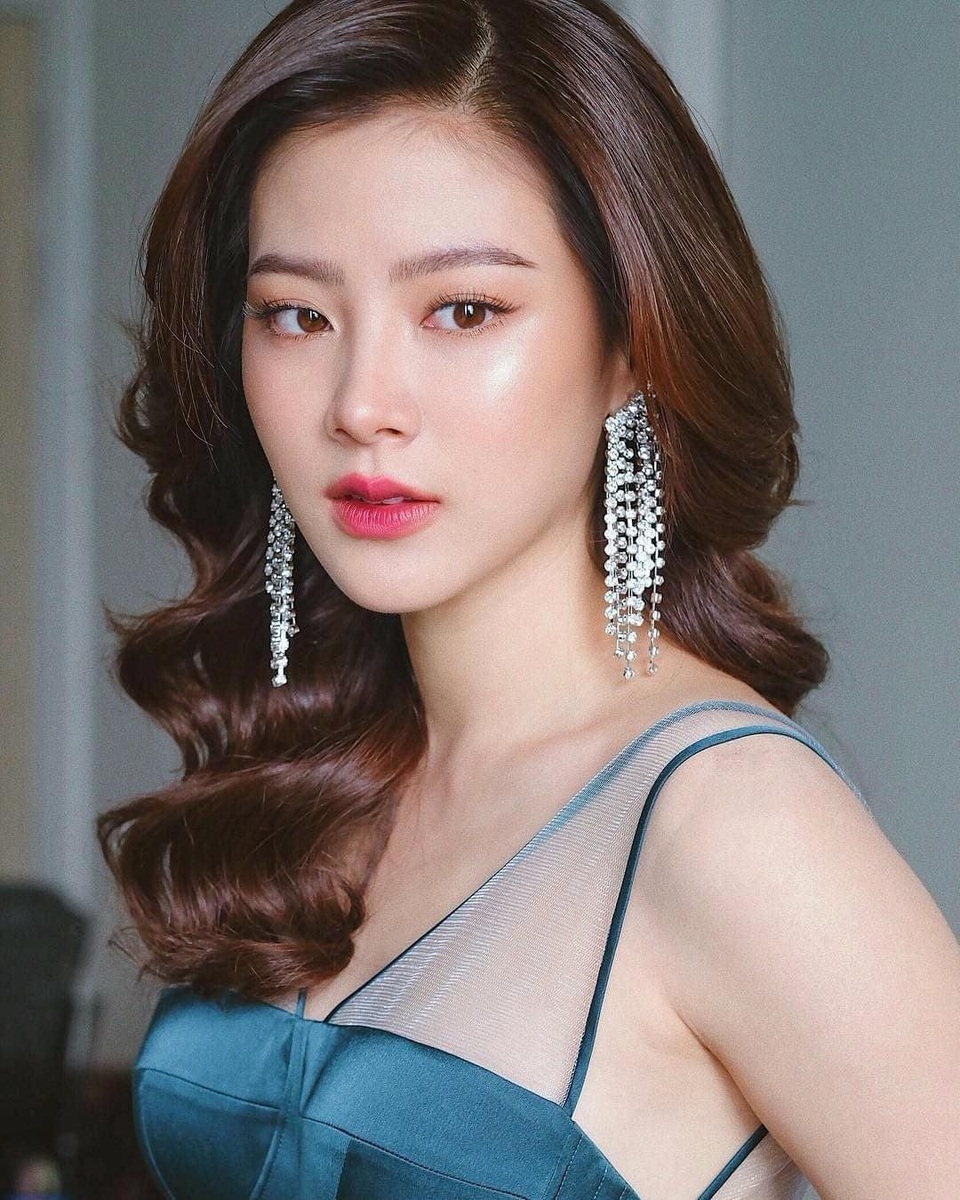 Tấm lưng trần hoàn hảo của mỹ nhân Chiếc lá cuốn bay - 1 Tấm lưng trần hoàn hảo của mỹ nhân Chiếc lá cuốn bay - 1