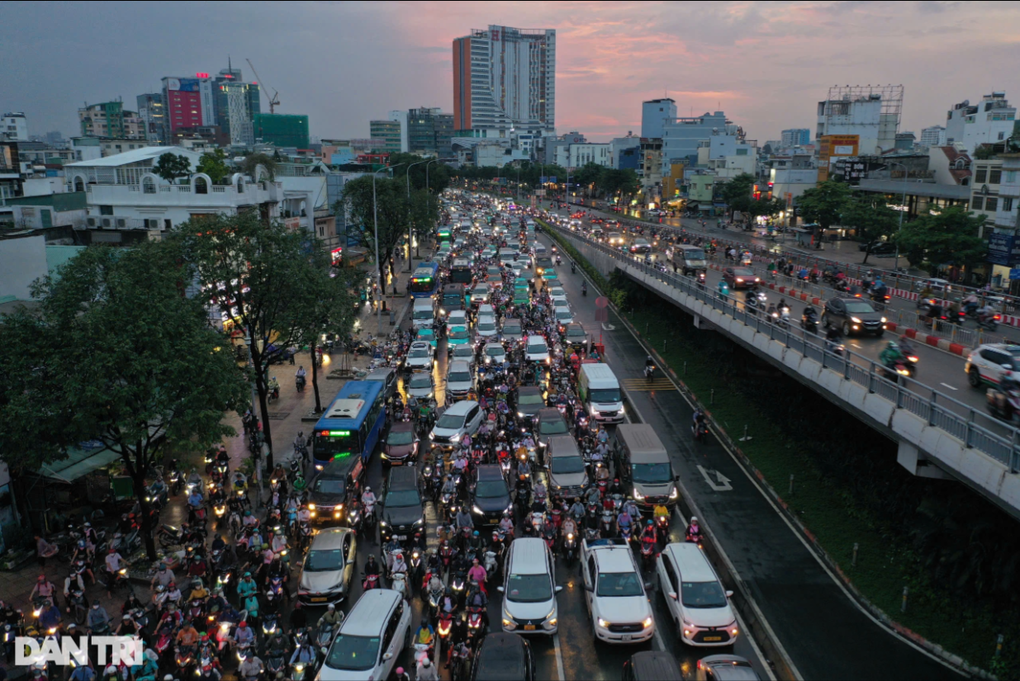 Dân văn phòng ở TPHCM dầm mưa 2 tiếng chỉ đi được 500m - 1